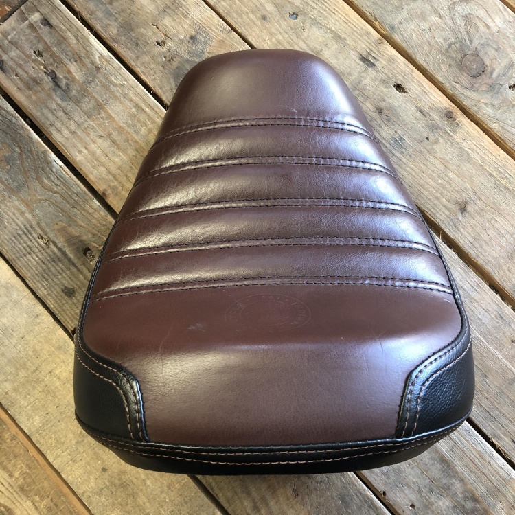 Indian Scout Bobber rider's solo seat - black & brown vinyl